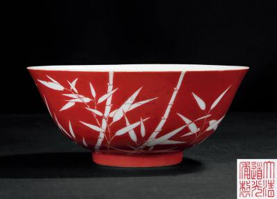 清 珊瑚红釉留白竹叶纹碗