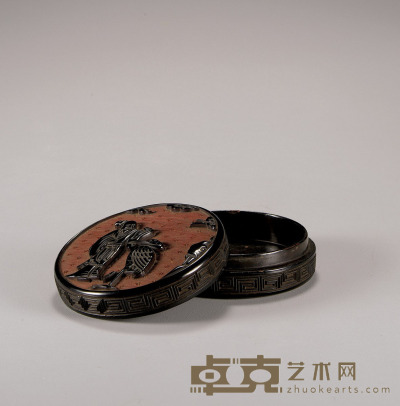 清·剔彩仙人仙鹤香盒 高：2.5cm 直径：7cm