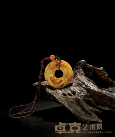 明·黄玉雕螭龙璧 直径：4.5cm 厚：1.8cm