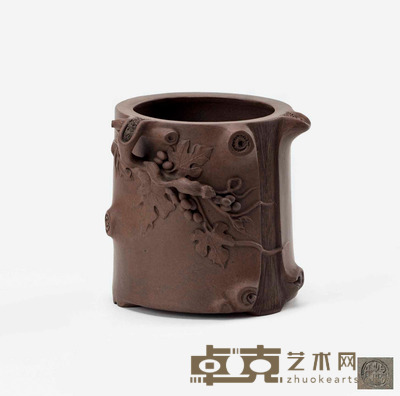 紫泥松鼠笔筒 直径:10厘米 高:10厘米