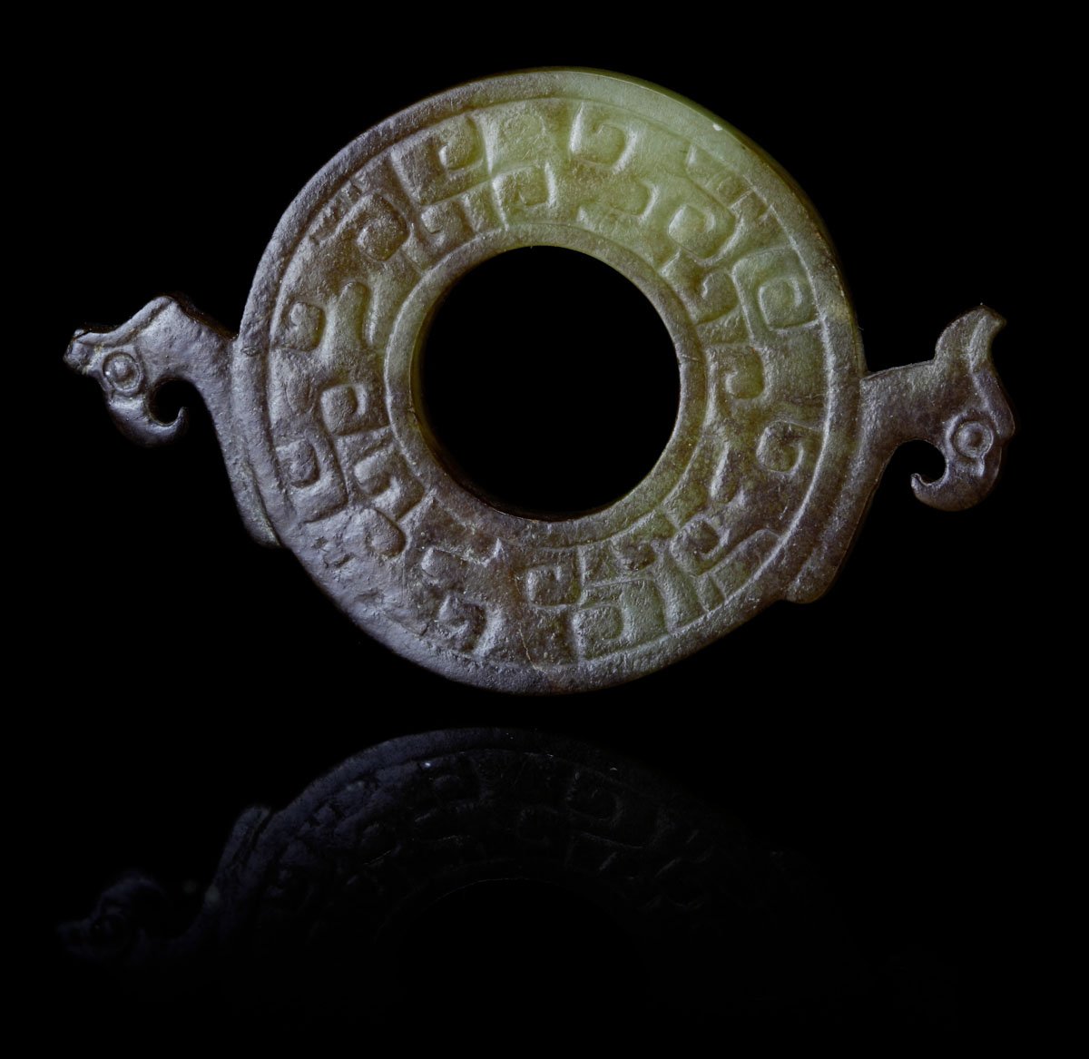 拍卖信息拍品名称:出廓凤形勾连云纹玉璧图录号:1316年代:战国艺术家