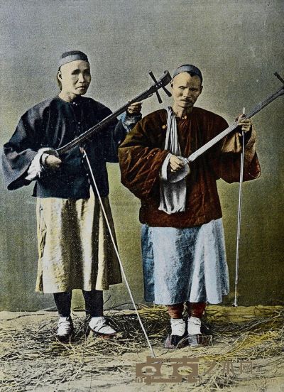 1930年西方摄影家摄制《华裔盲人之表演》原版影像老照片珂罗版彩色印刷品一件 
