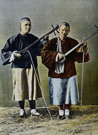 1930年西方摄影家摄制《华裔盲人之表演》原版影像老照片珂罗版彩色印刷品一件