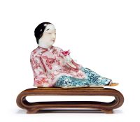 清晚期 瓷雕粉彩仕女坐像