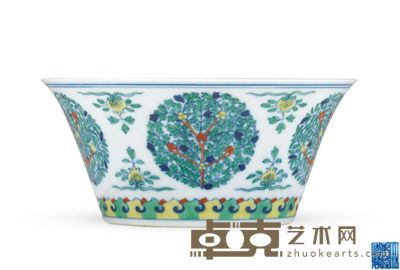 清乾隆 斗彩团花纹马蹄碗 口径15.4cm；高6.5cm