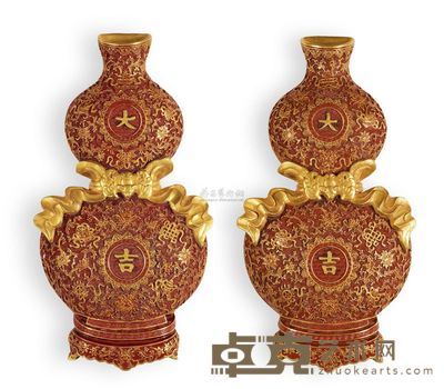 清乾隆 仿雕漆描金「大吉」绶带葫芦壁瓶 (一对) 高27.4cm;高27.4cm