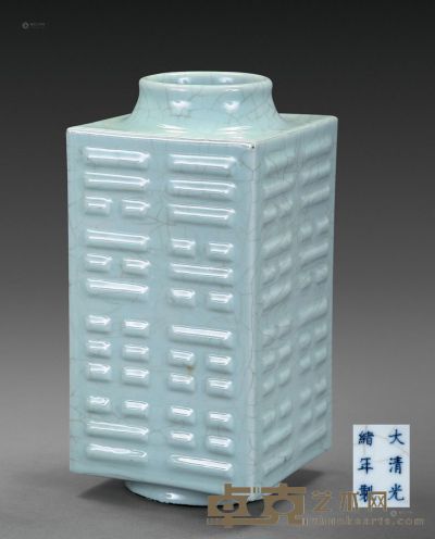 清光绪 哥瓷八卦方瓶 高28cm