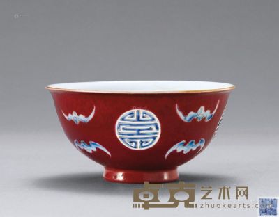清乾隆 红地料彩福寿纹碗 直径11.7cm