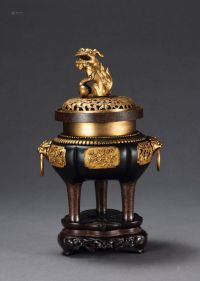 清乾隆 铜鎏金錾花卉双耳狮钮三足熏炉