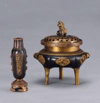 清乾隆 铜鎏金錾喜鹊登梅兽钮三足炉、瓶 （二件）
