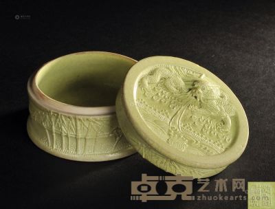 清中期 雕瓷绿釉龙纹印盒 直径7cm