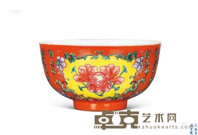 清宣统 珊瑚红地粉彩花卉纹碗 直径11cm