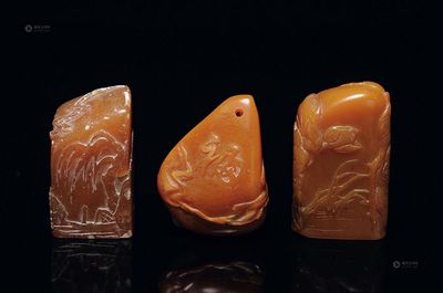 田黄雕荷塘蛙趣、楫形、蝠形 （各一件）