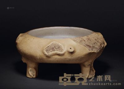 三足内施白釉段泥水洗 高12cm