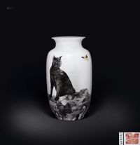 喻慧  彩绘黑猫戏蝶瓶