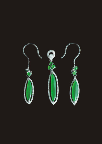 18k金钻石镶嵌老坑冰种宝石绿满色翡翠吊坠耳环套装三件