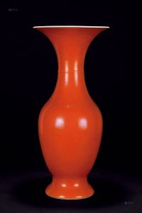 清中期 珊瑚红釉撇口瓶