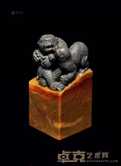 高山鸡母窝石圆雕母子情钮章 3.7×3.7×7.9cm