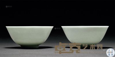 清雍正 粉青釉暗刻福山寿海图碗 （一对） 直径12cm