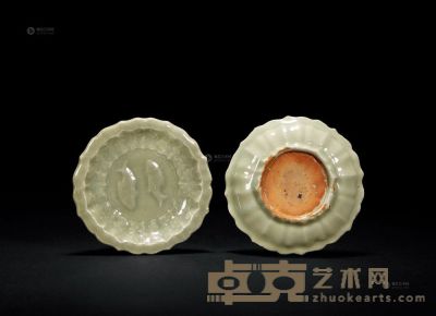 元 龙泉窑青釉堆贴双鱼纹折沿菱花口小盘 （一对） 直径10.5cm