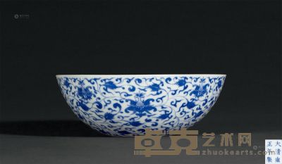 清雍正 青花缠枝西番莲纹卧足碗 直径15.1cm
