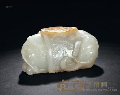 清 青白玉带皮圆雕太平有象摆件 <em>长10.0cm</em>