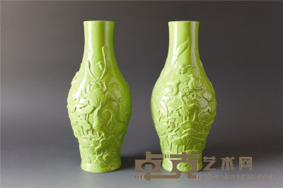 绿釉莲池鸳鸯纹橄榄瓶（一对） 高21.5
