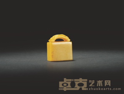 清·田黄石螭龙瓦钮扁方章 1.2×2.1×2.8cm 19.2g