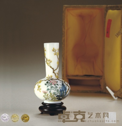 清乾隆·料胎画珐琅花开富贵长颈瓶 高：10.8cm