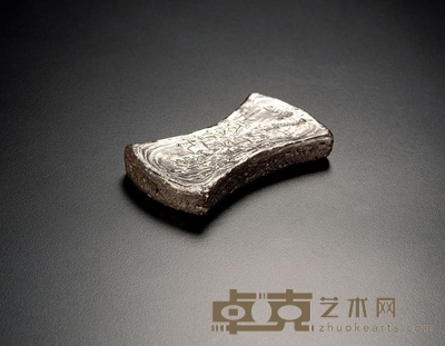 金·贰拾肆两壹钱中型银铤 通长:117mm 首宽:65mm 腰宽:43mm 厚:16mm 重:964