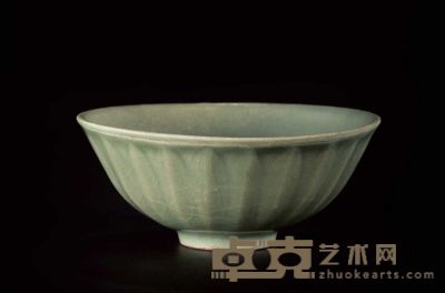 龙泉窑青釉莲瓣碗 口径 1 4 . 3 厘米 高 6 厘米
