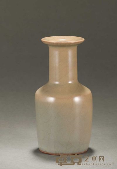龙泉窑青釉纸槌瓶 腹径 7 . 3 厘米 高 1 4 . 5 厘米