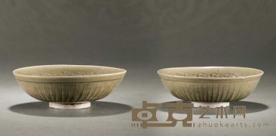 耀州窑青釉缠枝花卉碗( 一对) 口径 1 6 . 3 厘米 高 5 厘米