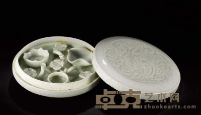 湖田窑青白釉富贵有余印花粉盒 直径 1 3 . 8 厘米 高 4 . 8 厘米