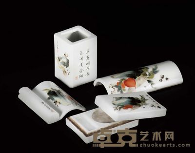 余正青款粉彩蔬果图文房一组（ 四件） 笔筒： 5 . 5×5 . 5×8 厘米 壁搁： 1 3 . 8×6 . 5 
