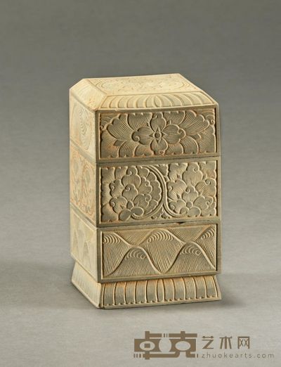 绿端宝相花三叠印盒 边长6.2厘米 高度10.5厘米