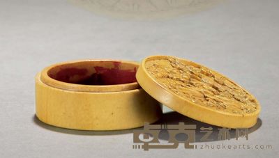 象牙雕松荫人物图印泥盒 直径5.3厘米 厚度2.3厘米