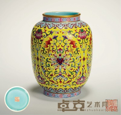 清嘉庆·粉彩黄地宝相花缠枝莲纹罐 高：22cm口径：10.3cm