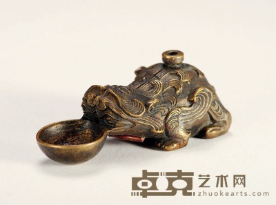 清·铜制趴蝮衔水砚滴 高：3cm长：7cm