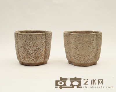 明 海棠式宝相花纹赏盆一对 长: 36.5 cm 宽: 31 cm 高: 32cm