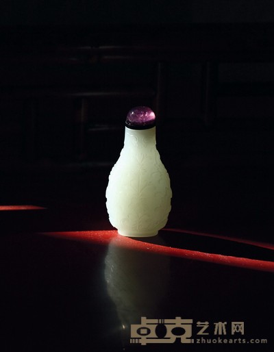 清 白玉雕西番莲纹图鼻烟壶 高: 6.2cm