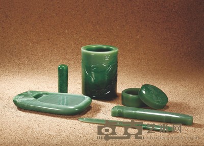 顾 铭 偕寻诗意 碧玉文房一套六件 笔筒93×71×71mm 印泥盒56×56x37mm 砚139×95×19mm