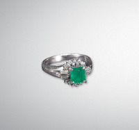18k白金钻石镶祖母绿戒指