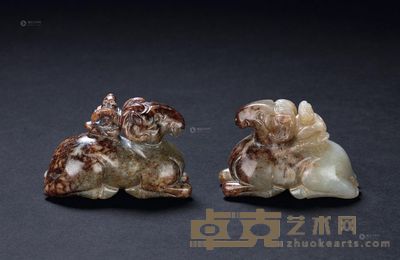 明 青玉卧羊驮伎乐胡人摆件 （一对） 长5.2cm；高3.5cm