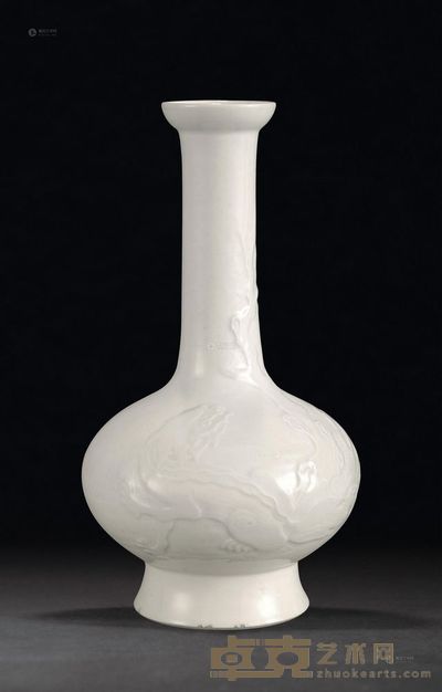 清 雍正窑 白釉刻瑞兽纹盘口瓶 高17cm