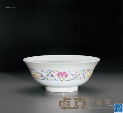 清道光 粉彩雕瓷花卉碗 直径22cm