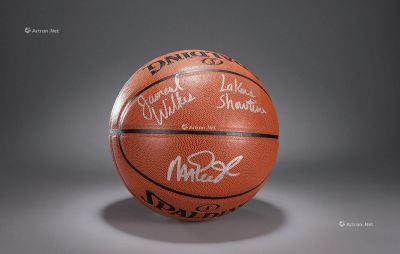 魔术师约翰逊与队友贾马尔·威尔克斯亲笔签名篮球一个