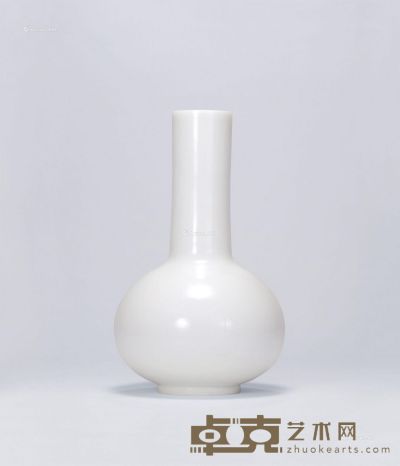 清嘉庆 涅白料直颈瓶 高23.7cm
