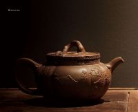 雍正-乾隆 “笨岩”款本色堆泥绘如意海棠壶