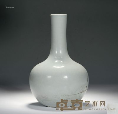 清嘉庆 白釉暗刻龙纹天球瓶 高30cm